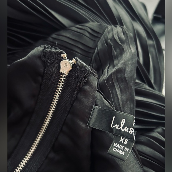 Lulu's Black Got the Glam Black Pleated Cutout Maxi Dress Size XS NWOT - Picture 5 of 8